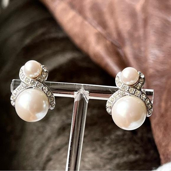 Marvella | Vintage | Faux Pearl Crystal Silver Tone Clip On Earrings - Picture 12 of 14